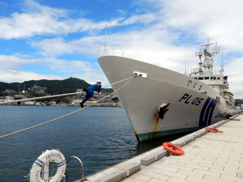 ロープ渡る潜水士